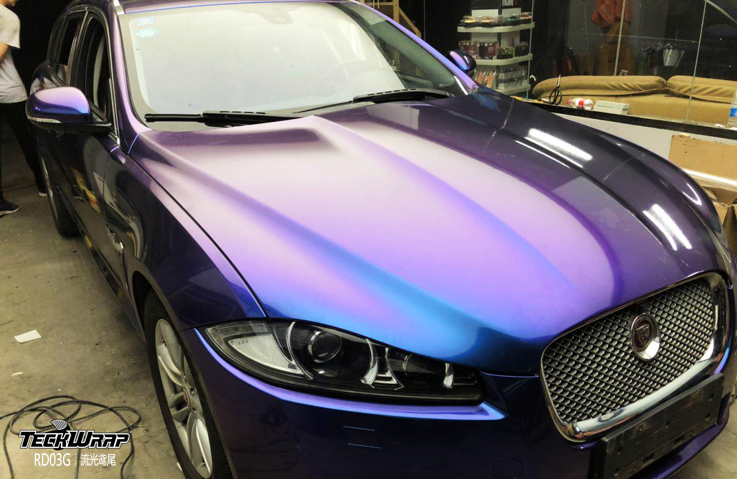 捷豹汽車(chē)改色貼膜新風(fēng)尚 TeckWrap美國(guó)禿鷹RD03G流光鳶尾與冷藏車(chē)的跨界藝術(shù)